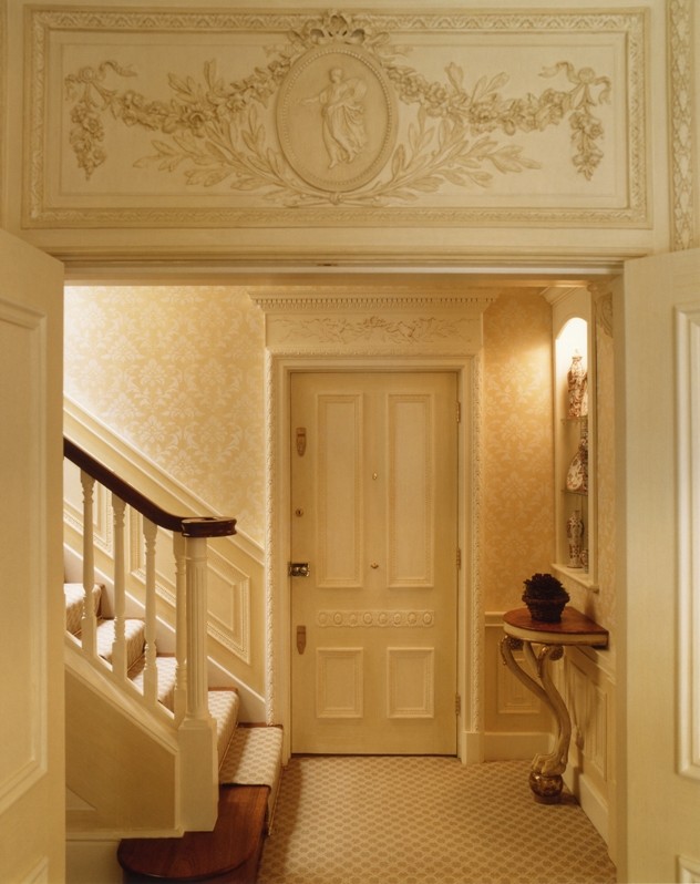 На фото: коридор в классическом стиле