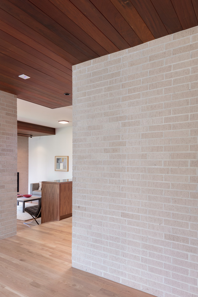 Пример оригинального дизайна: коридор среднего размера в стиле модернизм с бежевыми стенами, светлым паркетным полом и коричневым полом