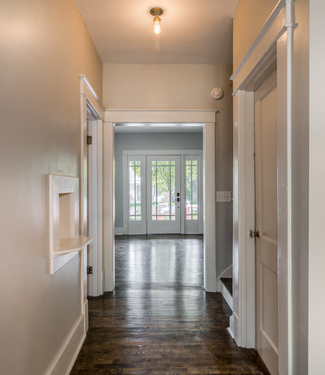 Imagen de recibidores y pasillos de estilo americano pequeños con paredes grises y suelo de madera en tonos medios