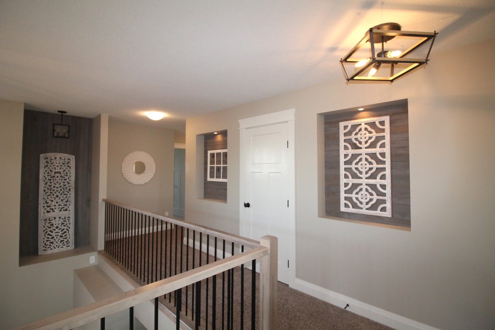 Свежая идея для дизайна: большой коридор в стиле рустика с серыми стенами и ковровым покрытием - отличное фото интерьера