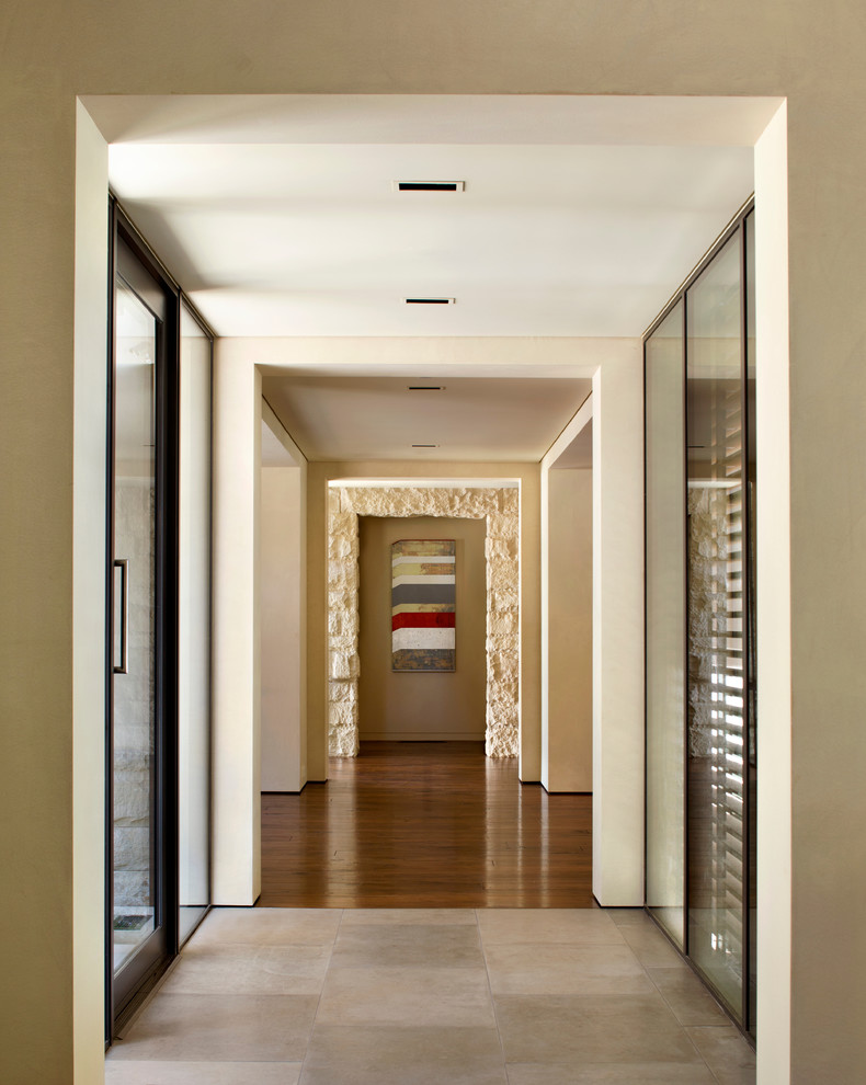 Idee per un ingresso o corridoio contemporaneo con pareti beige, parquet scuro e pavimento multicolore