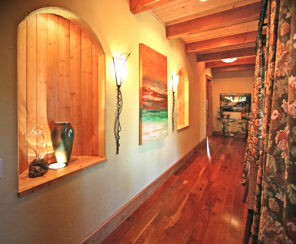 Foto di un grande ingresso o corridoio stile americano con pareti beige e pavimento in legno massello medio