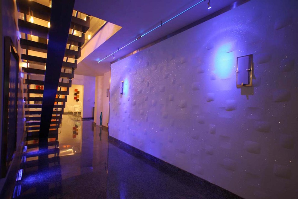 Inspiration pour un grand couloir design avec un mur blanc et un sol en marbre.