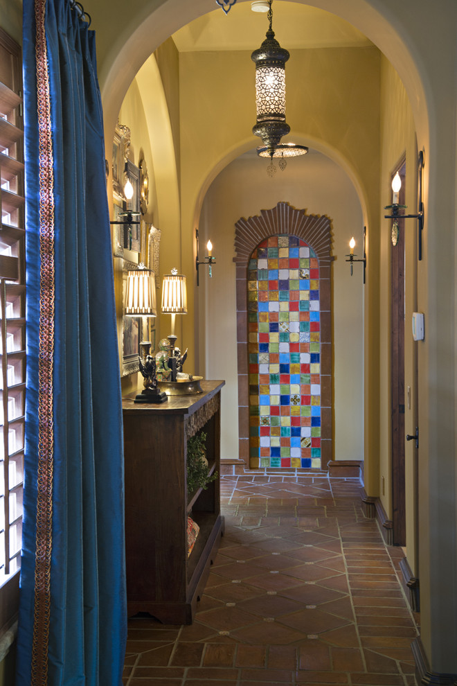 Пример оригинального дизайна: коридор в средиземноморском стиле с желтыми стенами и полом из терракотовой плитки
