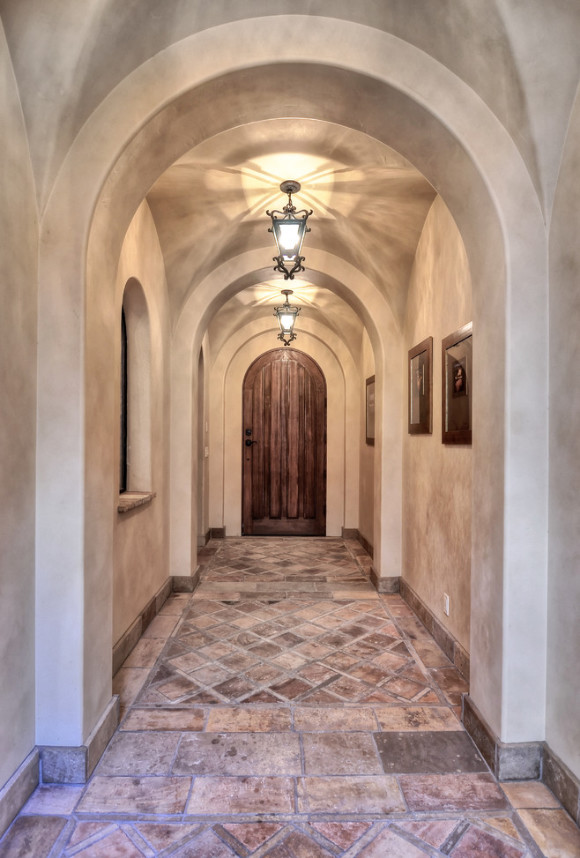 Foto de recibidores y pasillos mediterráneos de tamaño medio con paredes beige, suelo de baldosas de cerámica y suelo beige