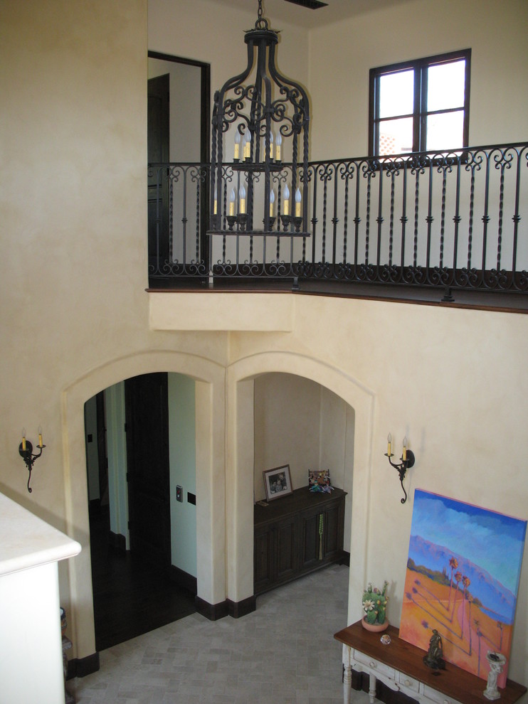 Esempio di un ingresso o corridoio mediterraneo di medie dimensioni con pareti beige e pavimento con piastrelle in ceramica