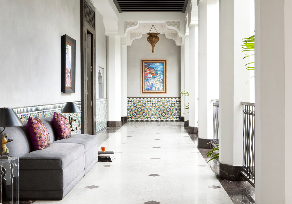 Источник вдохновения для домашнего уюта: коридор: освещение в средиземноморском стиле с белыми стенами
