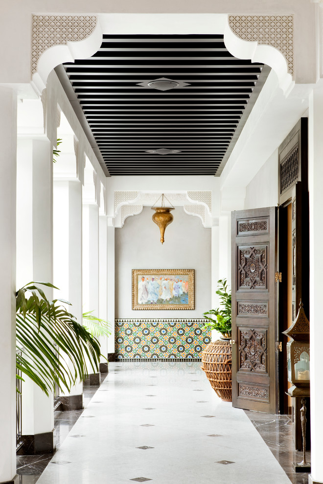 他の地域にある地中海スタイルのおしゃれな廊下 (白い壁、白い床) の写真