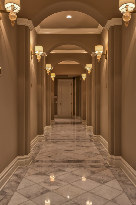 Ispirazione per un ampio ingresso o corridoio mediterraneo con pareti beige e pavimento in marmo