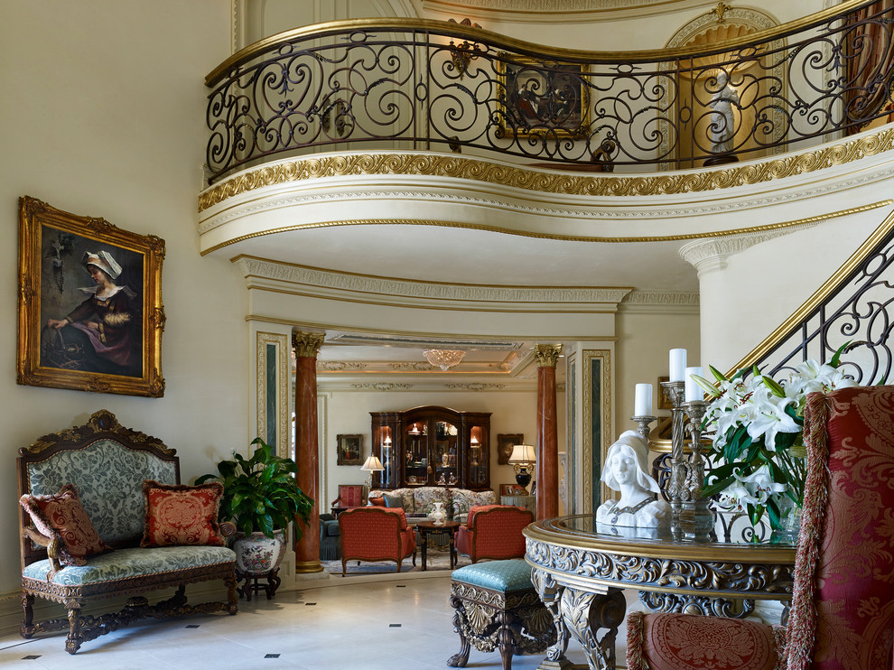 Imagen de recibidores y pasillos clásicos grandes con paredes beige, suelo de mármol y iluminación