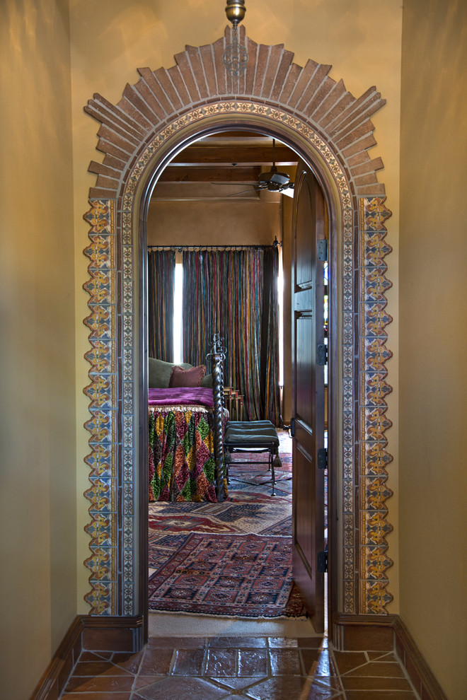 Foto de recibidores y pasillos mediterráneos con suelo de baldosas de terracota