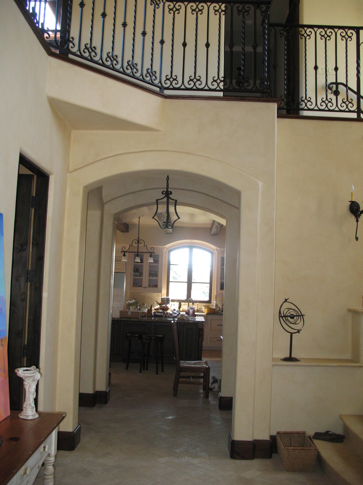 Ejemplo de recibidores y pasillos mediterráneos de tamaño medio con paredes beige y suelo de baldosas de cerámica