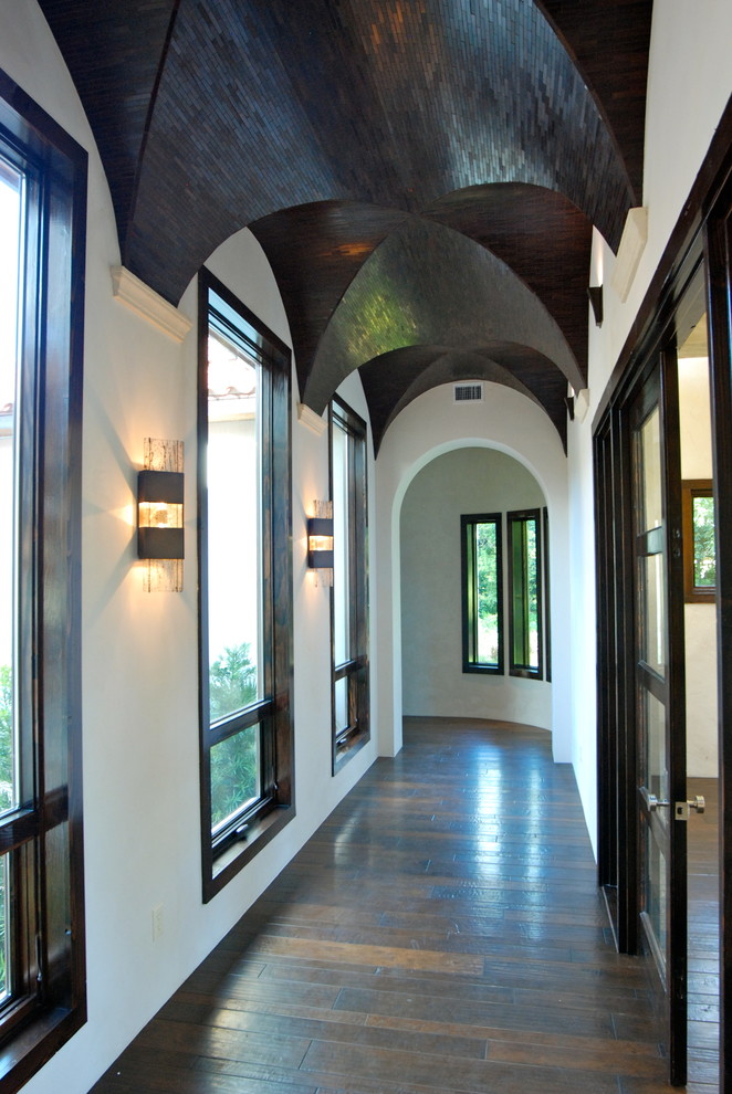Пример оригинального дизайна: коридор в средиземноморском стиле с белыми стенами