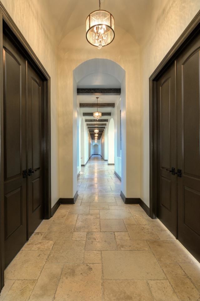 Стильный дизайн: большой коридор в средиземноморском стиле с бежевыми стенами и полом из травертина - последний тренд