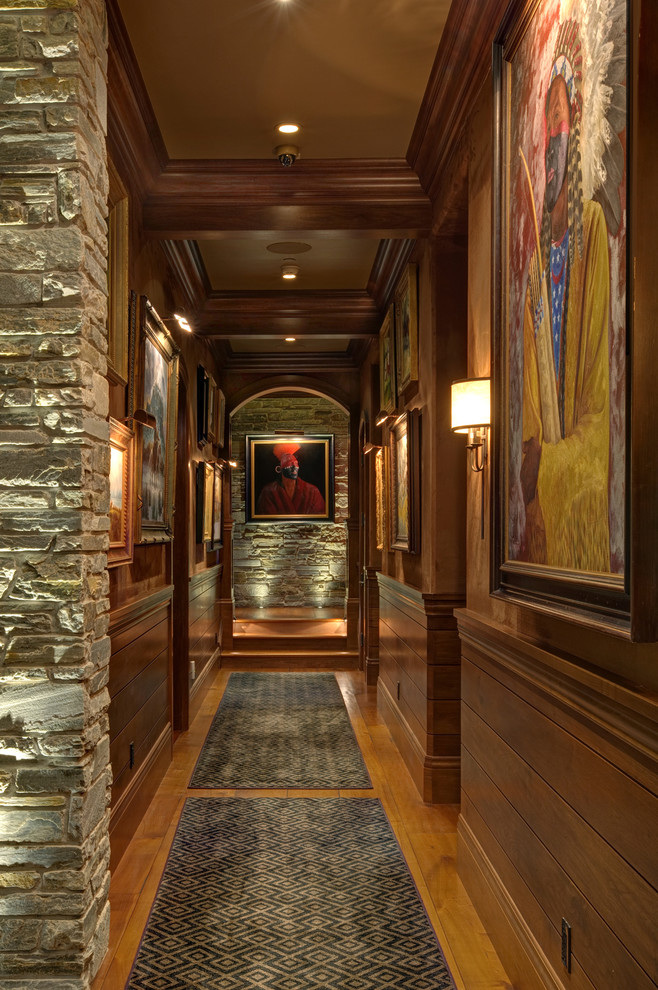 Imagen de recibidores y pasillos rústicos con paredes marrones, suelo de madera en tonos medios y suelo marrón