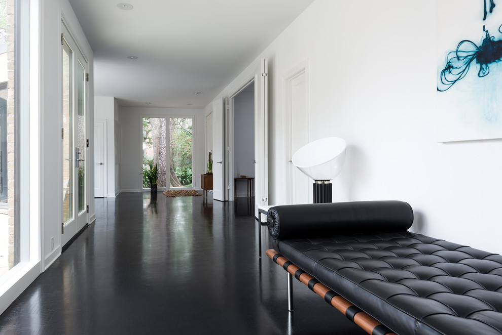 Свежая идея для дизайна: коридор в современном стиле с белыми стенами и черным полом - отличное фото интерьера