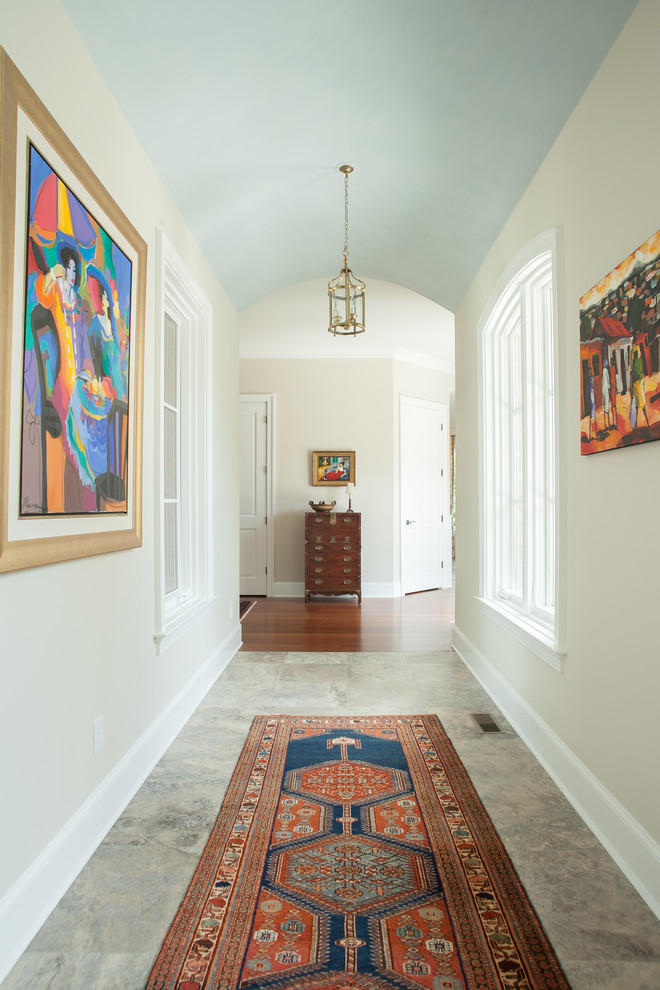 Esempio di un ingresso o corridoio chic con pareti beige e pavimento grigio