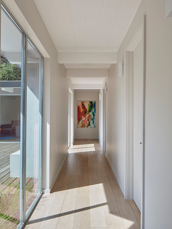 Ejemplo de recibidores y pasillos vintage de tamaño medio con paredes beige y suelo de madera clara