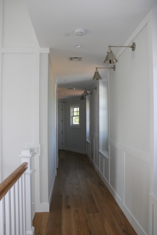 Источник вдохновения для домашнего уюта: большой коридор в стиле неоклассика (современная классика) с белыми стенами и темным паркетным полом