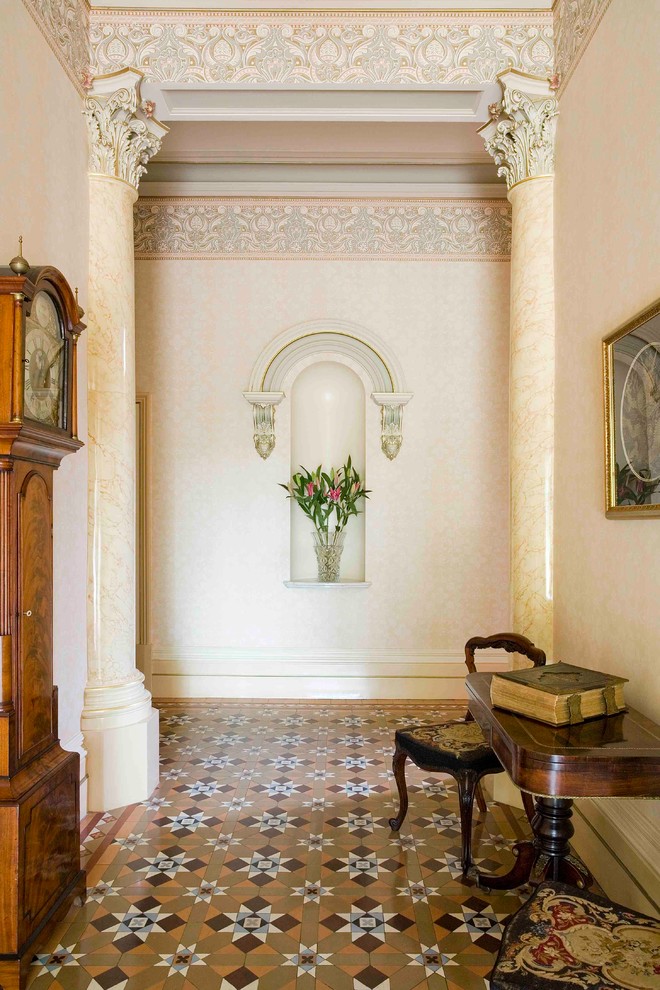 Inspiration för stora klassiska hallar, med klinkergolv i keramik