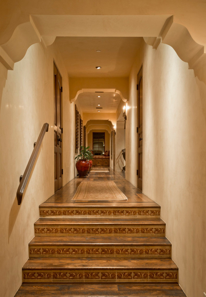 Источник вдохновения для домашнего уюта: огромный коридор в стиле фьюжн с бежевыми стенами и паркетным полом среднего тона