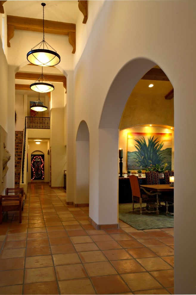 Источник вдохновения для домашнего уюта: большой коридор в стиле фьюжн с белыми стенами и полом из терракотовой плитки