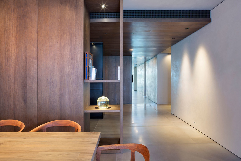Источник вдохновения для домашнего уюта: коридор среднего размера в современном стиле с коричневыми стенами, бетонным полом и серым полом