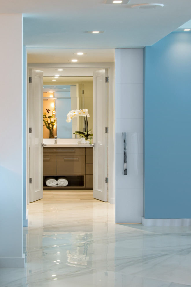 Réalisation d'un couloir design de taille moyenne avec un mur bleu, un sol en marbre et un sol blanc.