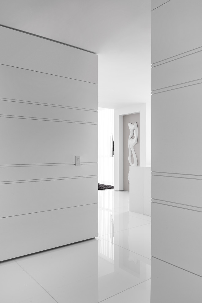 Идея дизайна: коридор среднего размера в современном стиле с белыми стенами и белым полом