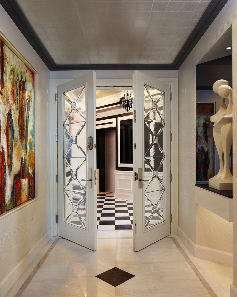 Foto di un grande ingresso o corridoio minimal con pareti beige, pavimento in marmo e pavimento beige