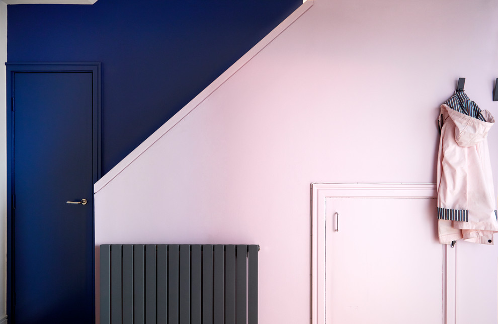 Пример оригинального дизайна: коридор среднего размера в стиле ретро с розовыми стенами