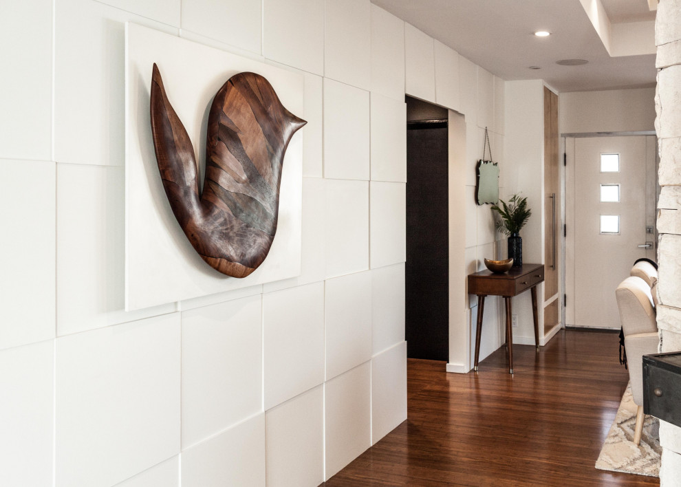 Источник вдохновения для домашнего уюта: коридор среднего размера в стиле ретро с белыми стенами, паркетным полом среднего тона, коричневым полом, кессонным потолком и панелями на части стены