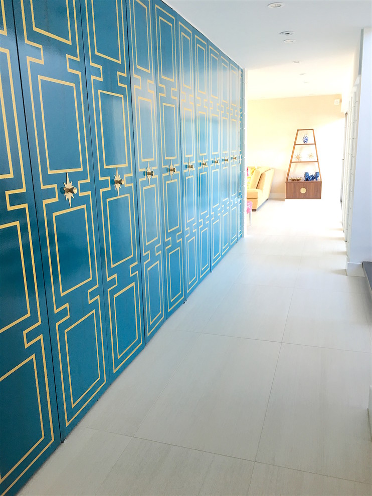 Foto på en mellanstor 50 tals hall, med blå väggar, skiffergolv och vitt golv