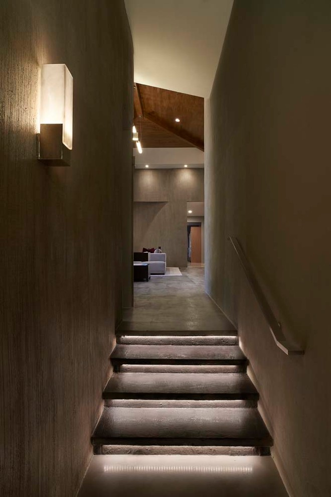 Пример оригинального дизайна: коридор среднего размера в стиле ретро с серыми стенами, бетонным полом и серым полом