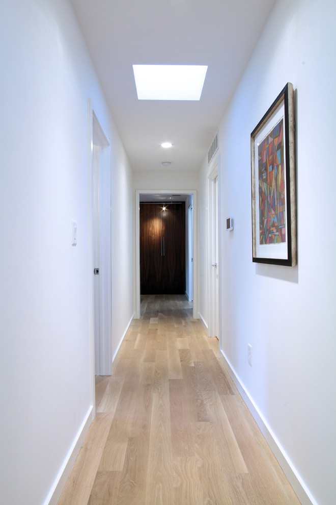 Идея дизайна: коридор среднего размера в стиле ретро с белыми стенами, светлым паркетным полом и бежевым полом