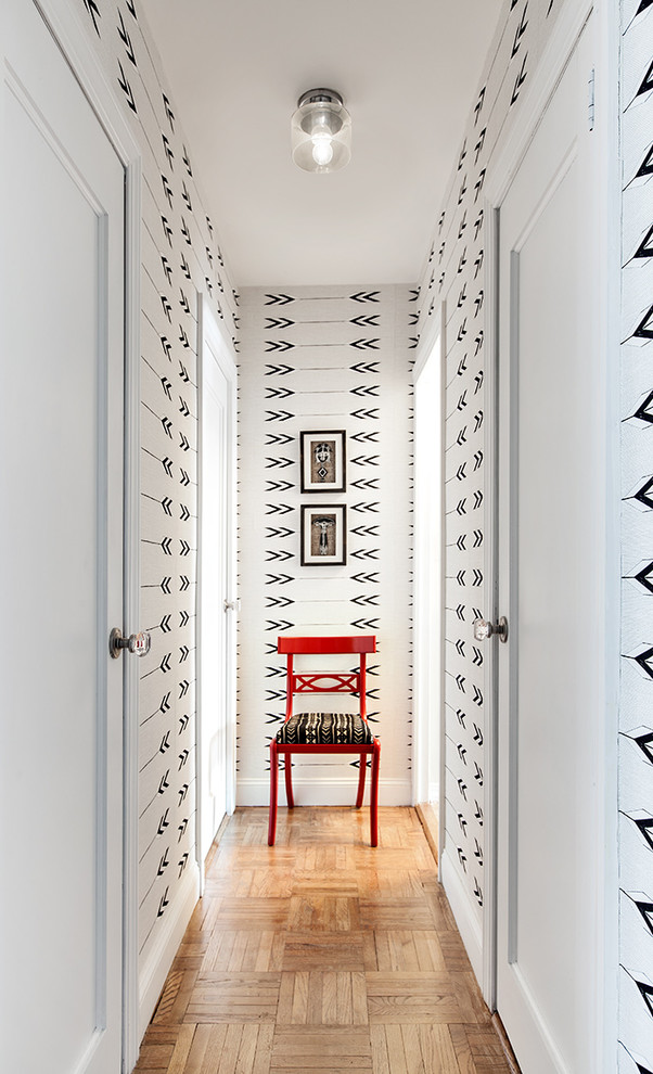 Imagen de recibidores y pasillos clásicos renovados pequeños con paredes multicolor y suelo de madera en tonos medios