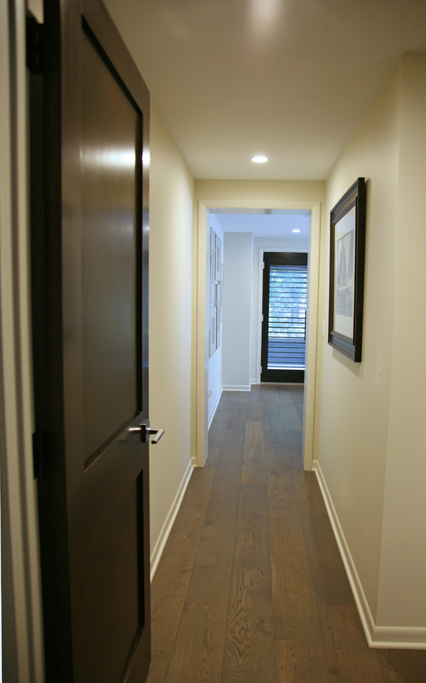 На фото: маленький коридор в стиле ретро с белыми стенами, паркетным полом среднего тона и серым полом для на участке и в саду с