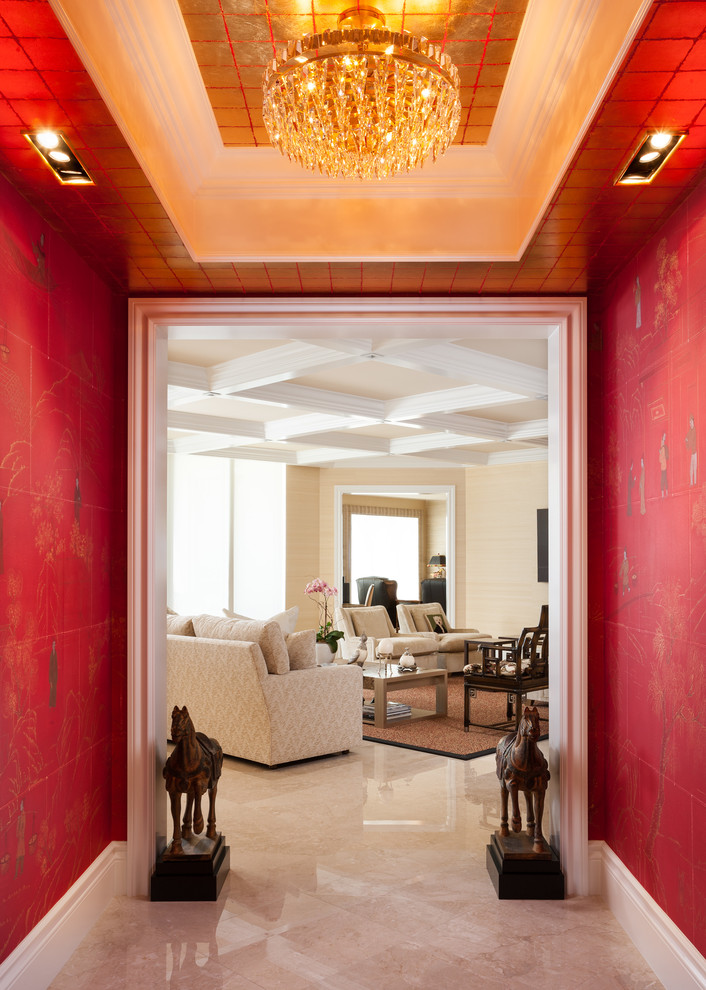 Идея дизайна: коридор среднего размера в современном стиле с красными стенами, мраморным полом и бежевым полом