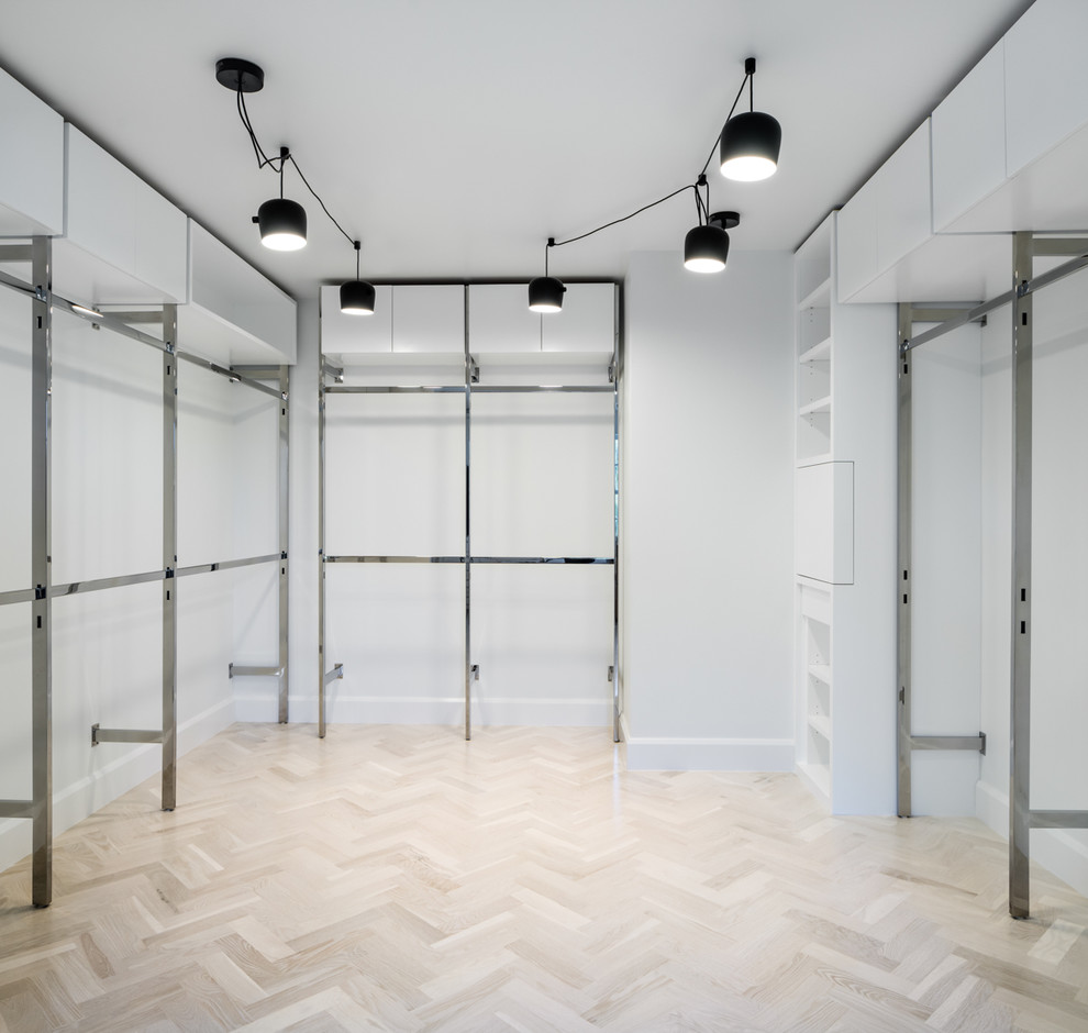 Идея дизайна: большой коридор в классическом стиле с белыми стенами и полом из травертина
