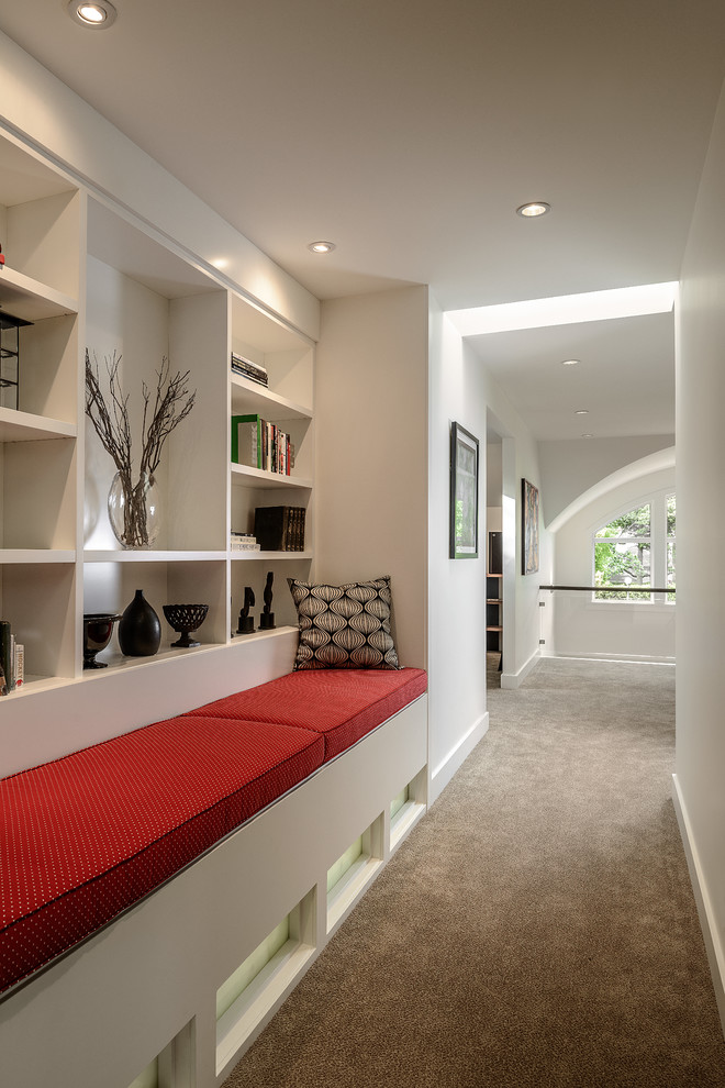 Свежая идея для дизайна: коридор в современном стиле с белыми стенами и ковровым покрытием - отличное фото интерьера