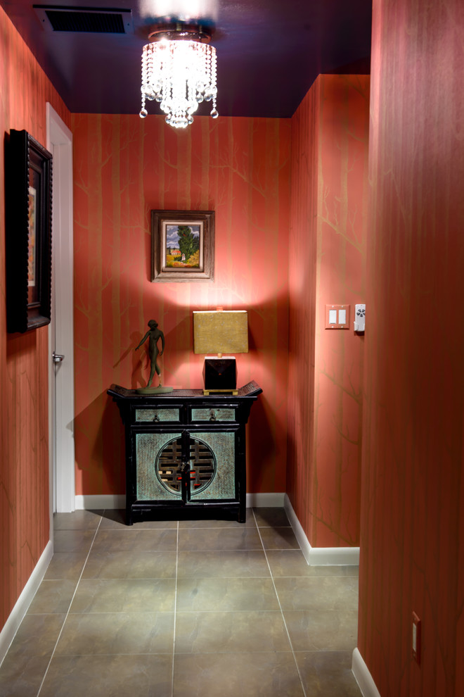 Пример оригинального дизайна: большой коридор в стиле фьюжн с красными стенами и полом из керамической плитки