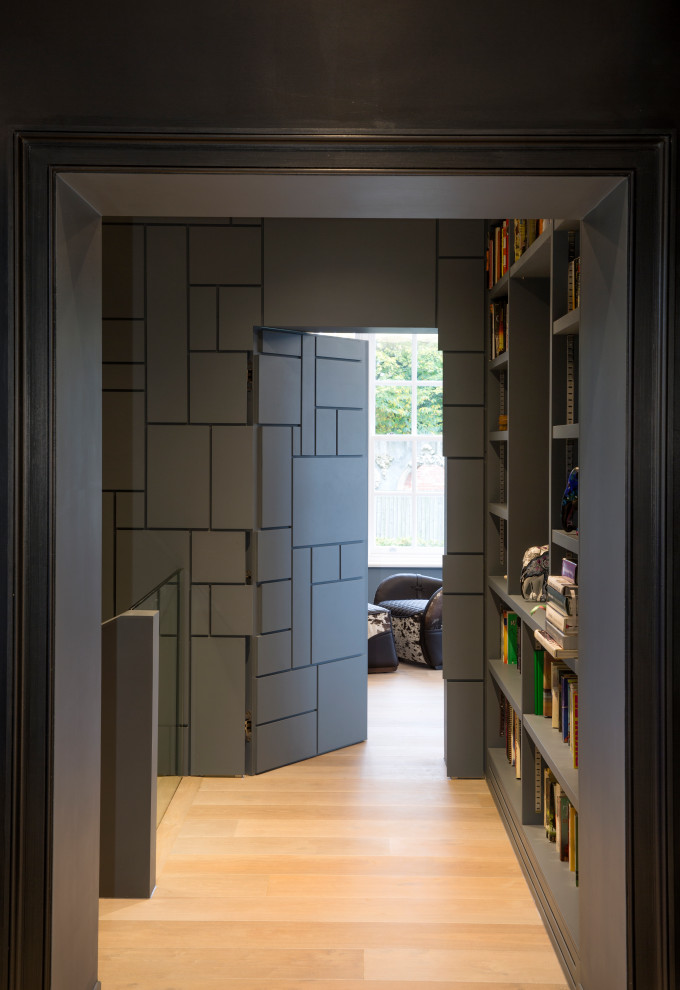 Moderner Flur mit grauer Wandfarbe, hellem Holzboden und Wandpaneelen in London