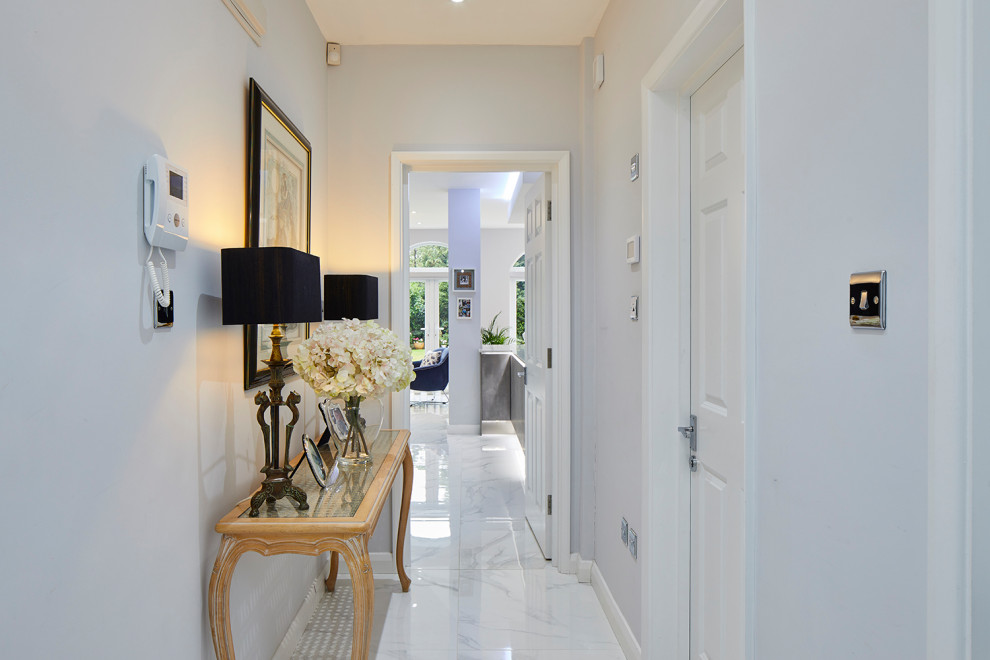 Стильный дизайн: маленький коридор в современном стиле с серыми стенами, полом из керамогранита и белым полом для на участке и в саду - последний тренд