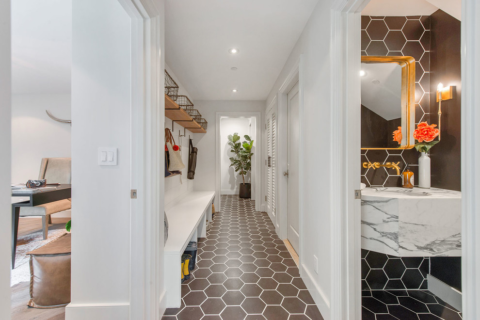 Источник вдохновения для домашнего уюта: коридор среднего размера в стиле неоклассика (современная классика) с белыми стенами, темным паркетным полом и серым полом