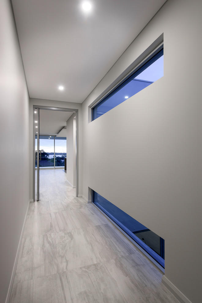Пример оригинального дизайна: коридор среднего размера в стиле модернизм с белыми стенами и полом из керамогранита