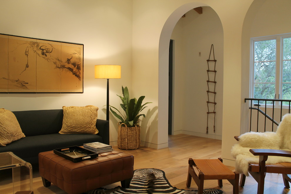 Источник вдохновения для домашнего уюта: коридор среднего размера в средиземноморском стиле с белыми стенами и светлым паркетным полом
