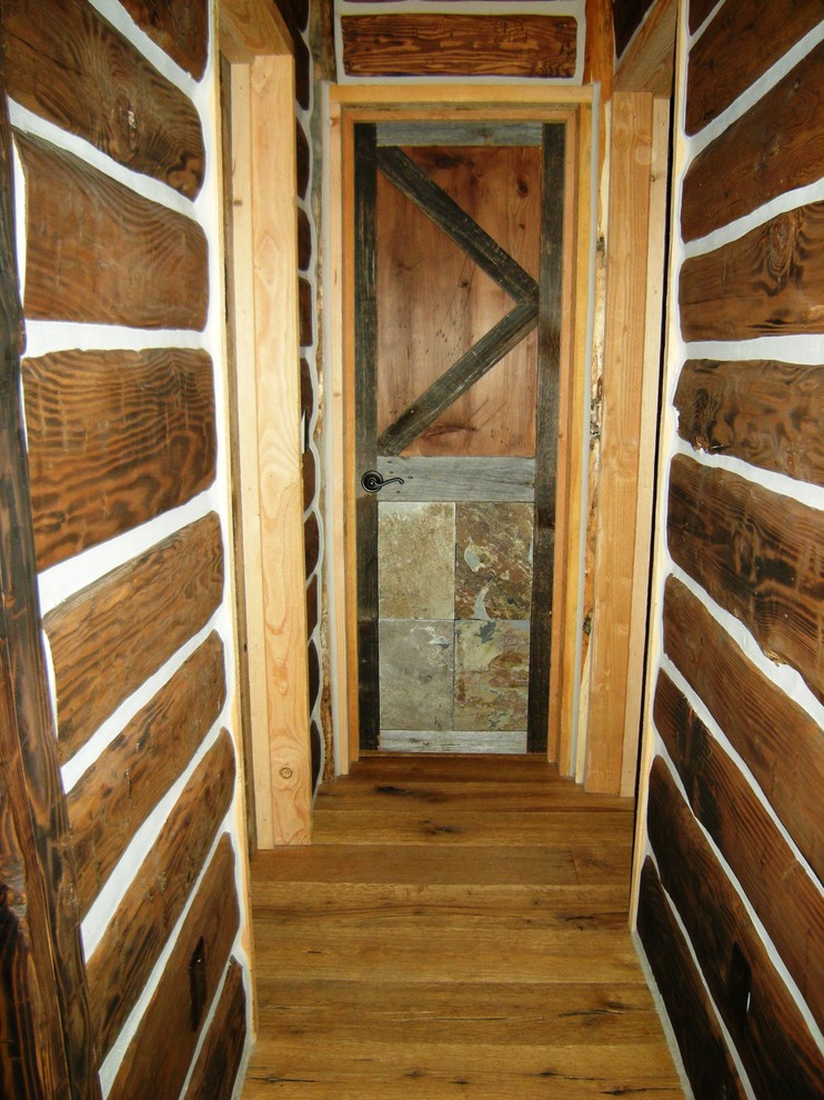 Esempio di un ingresso o corridoio stile rurale di medie dimensioni con pareti marroni e pavimento in legno massello medio