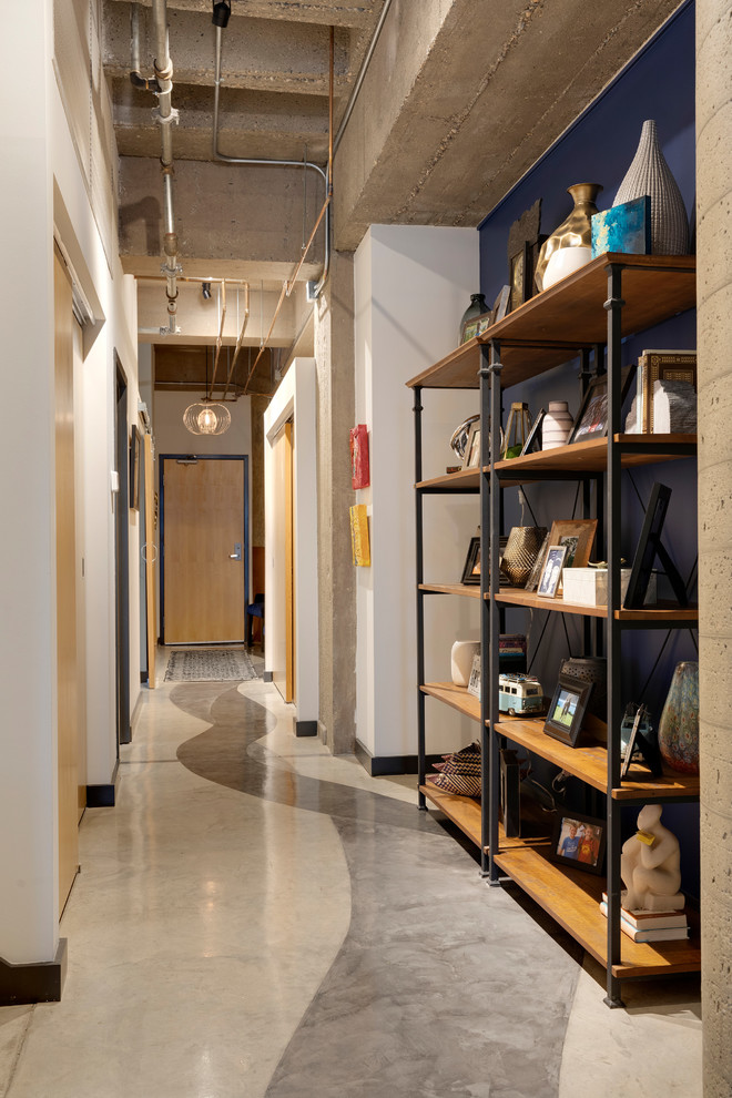 Источник вдохновения для домашнего уюта: коридор в стиле лофт с бетонным полом, серым полом и синими стенами