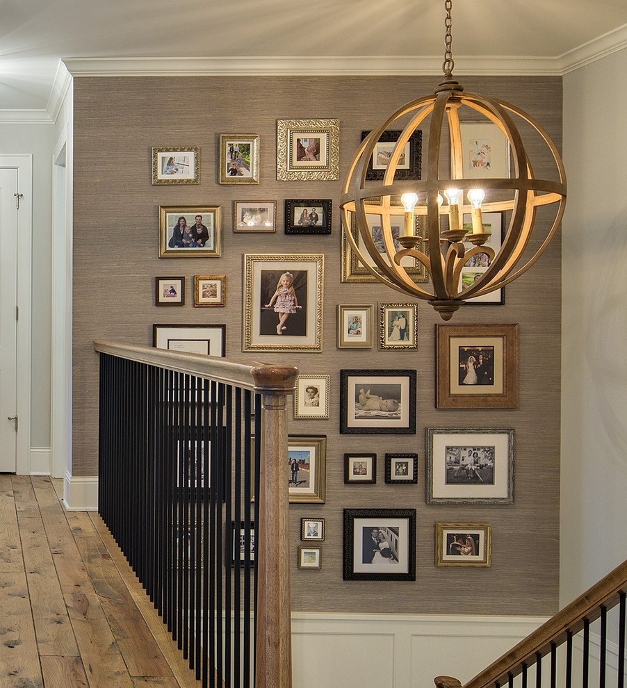 Idée de décoration pour un couloir tradition de taille moyenne avec un mur marron et un sol en bois brun.