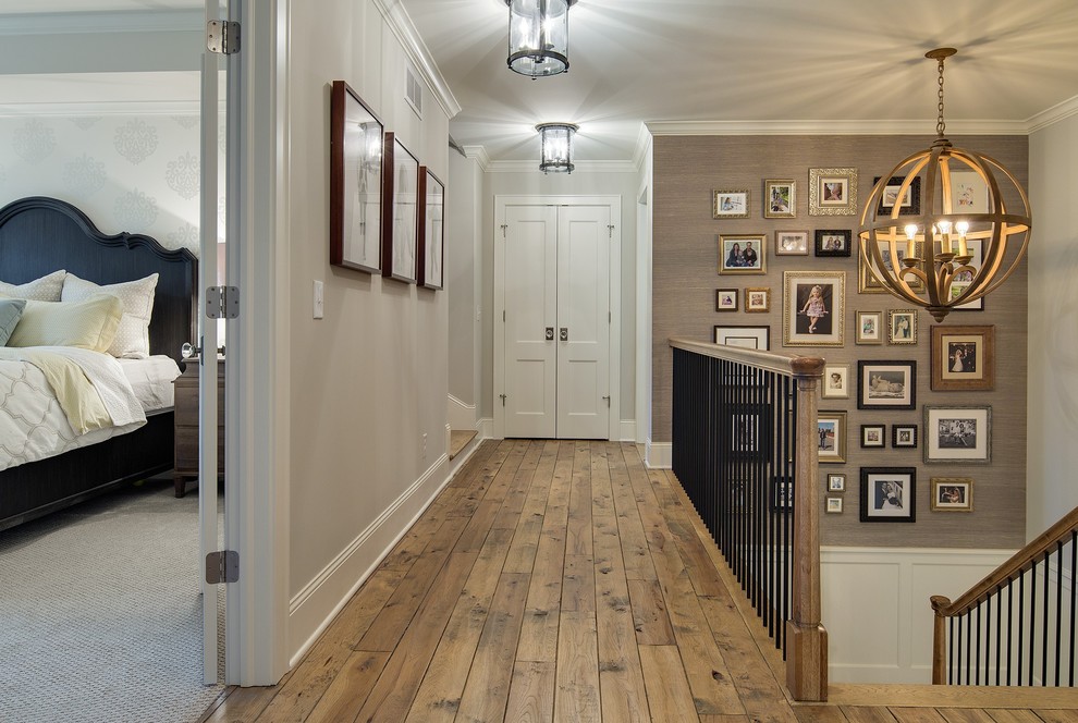 На фото: коридор среднего размера в классическом стиле с коричневыми стенами и паркетным полом среднего тона с